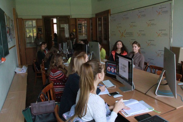 На відкритій лекції Михайла Жернакова студенти слухають про оновлення судової системи в Україні