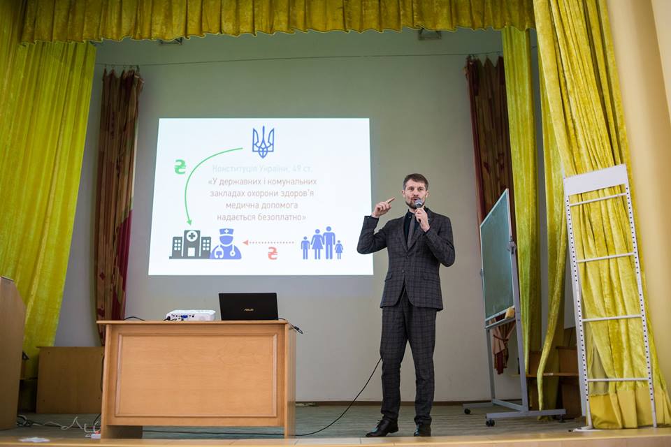 Олександр Ябчанка розповідає студентам-медикам про реформу охорони здоров'я, яку щойно прийняв Парламент